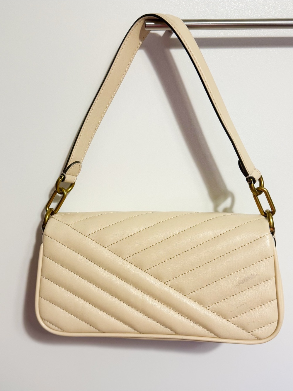 Tory Burch Cream Quilted Shoulder Bag with Gold Logo - Picture 2 of 6